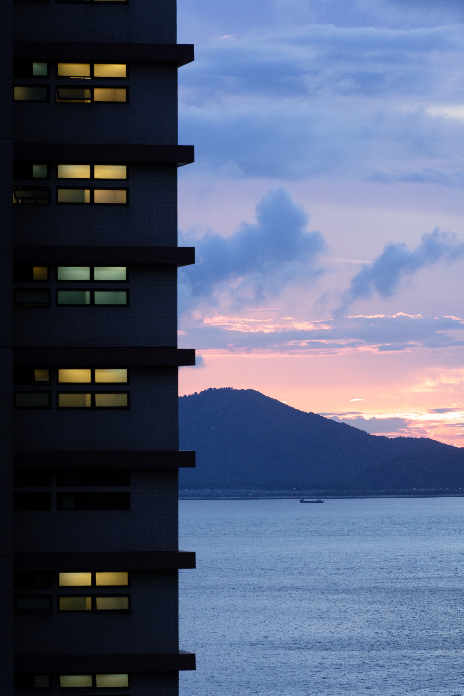 夕阳天空下的建筑