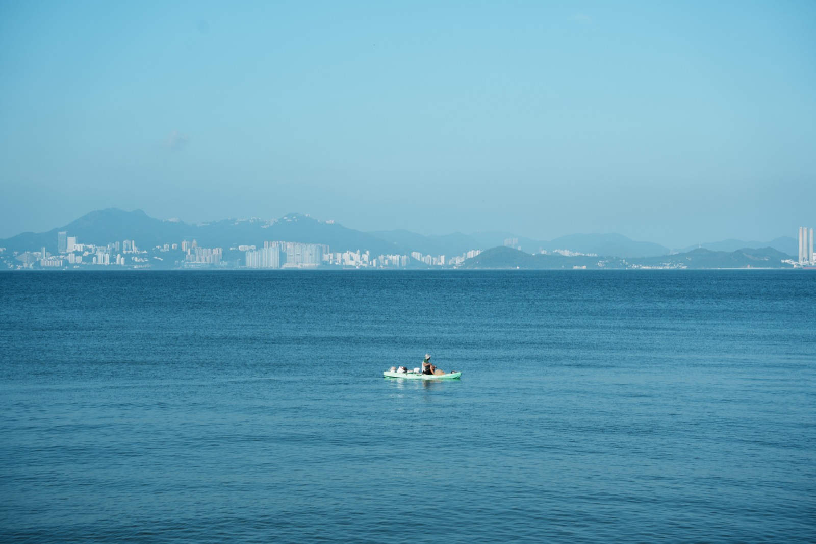一艘小船经过海岸景观